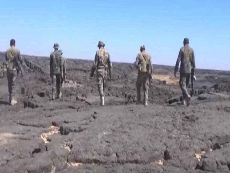 Ο Συριακός στρατός σφυροκοπά με το πυροβολικό θέσεις τζιχαντιστών (βίντεο)